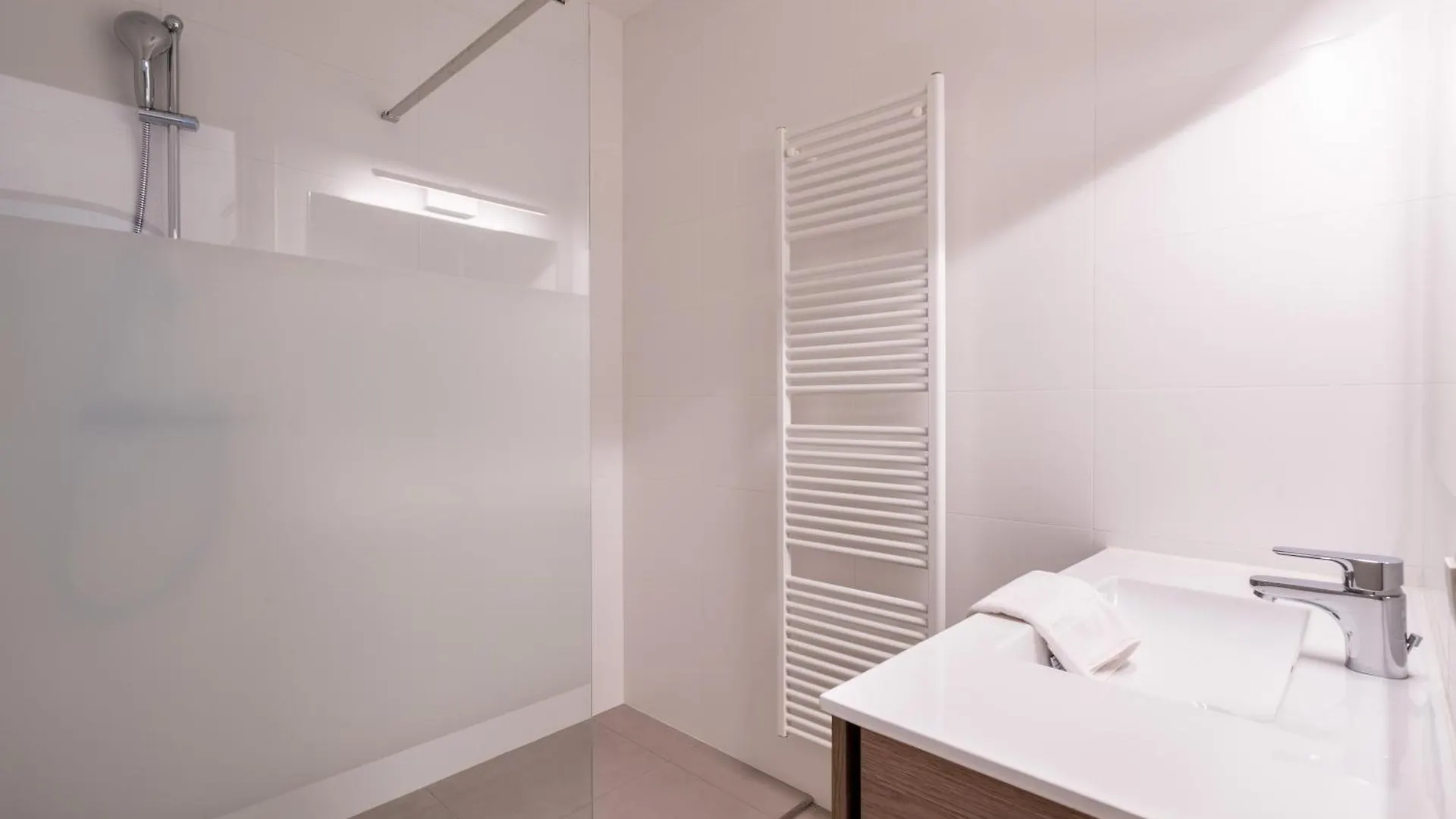 General Sixty-Seven By Romy&Travis Hotel Bruges Guest house